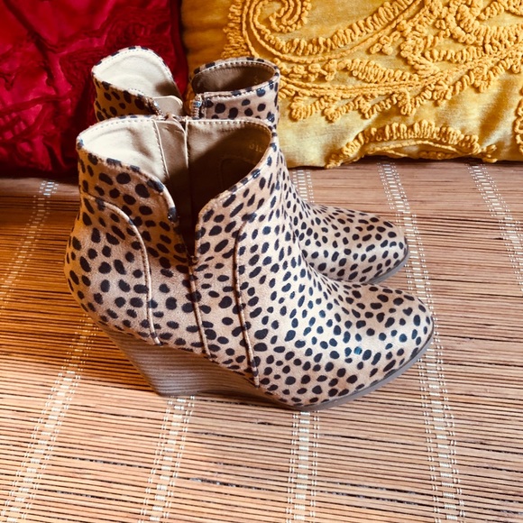 Sold!!!⭐️Leopard Print Wedged Booties ⭐️ - Picture 5 of 7